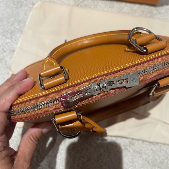 Louis Vuitton Alma Bb Epi - Picture 5 of 11